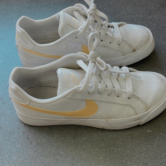 low top nikes yellow size 5 woman's - Picture 3 of 6